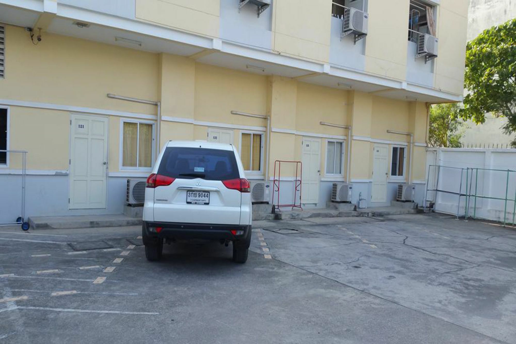 Charoen Apartment Hotel Trang Exterior foto